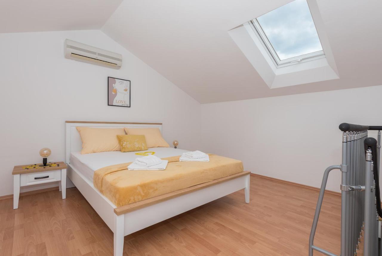 Deluxe 3 Bedroom Apartment With Sea View Baška Voda Exterior foto